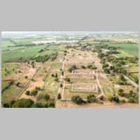 Paestum, Hera-Tempel und Poseidon-Tempel im Vordergrund, hinten der Athena-Tempel, photo Kasa Fue, Wikipedia.jpg